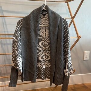 Express Women's Gray & White Patterned Shawl-Collar Cardigan